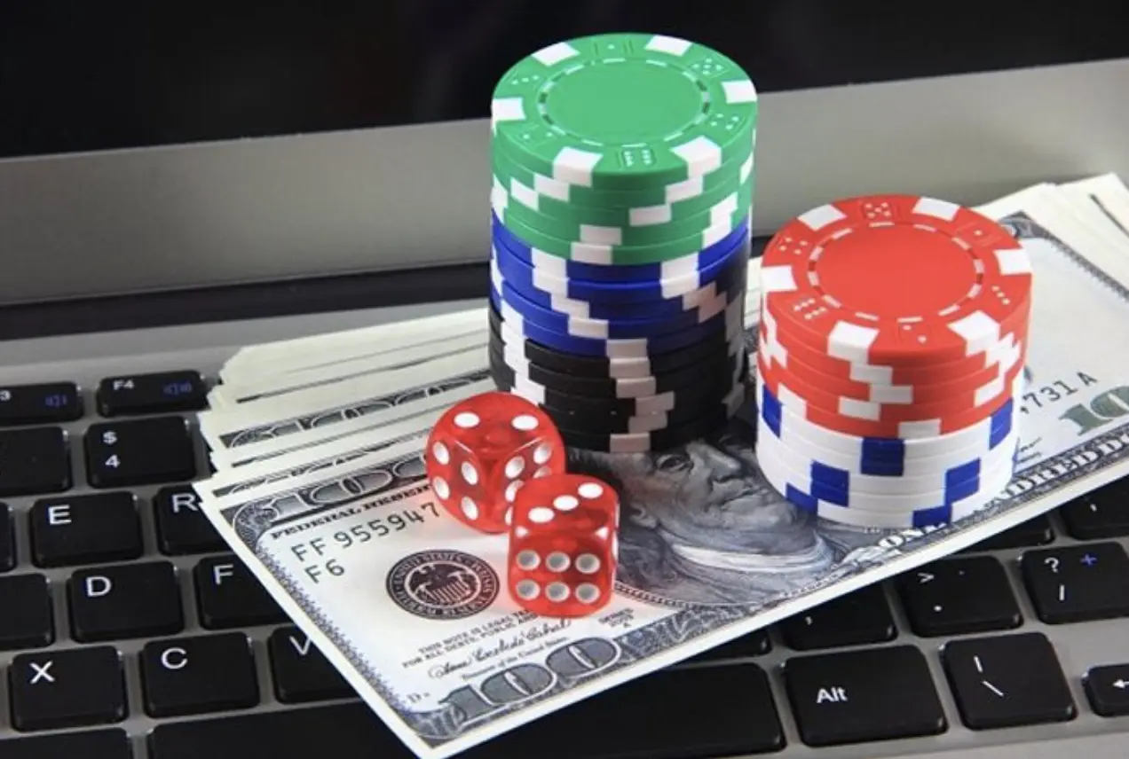 Cần sáng suốt, bình tĩnh khi đặt cược Poker tại cổng game De bet